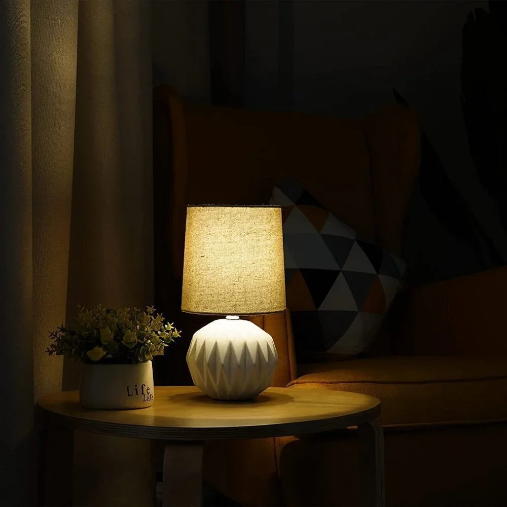 GEOMETRIC WHITE CERAMIC TEXTURED DESK BEDSIDE LIVING ROOM TABLE LAMP  NWT - Picture 4 of 6